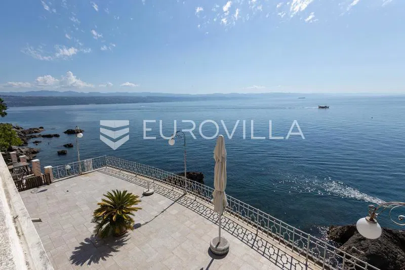 Ičići, first row to the sea, apartment for rent in an Opatija villa with a large terrace and garden – 3