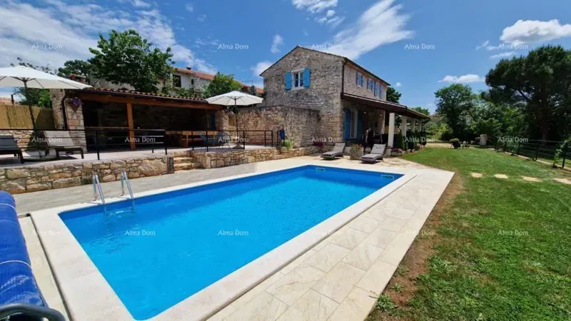 Sveti Lovreč, Prekrasna kamena vila s velikom okućnicom
