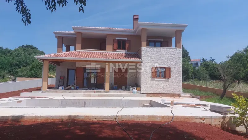 Modern villa medencével és tengerre néző kilátással