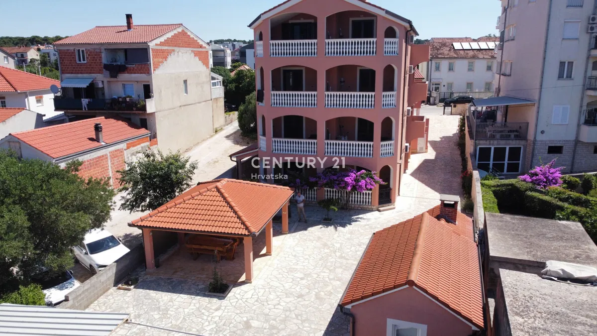 Biograd, prilika za investiciju. Kuća sa 9 apartmana sa uhodanim poslovanjem, moguća prenamjena u dom za starije osobe