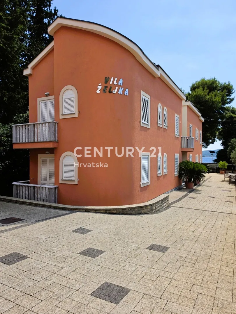 Sveti Filip i Jakov, dvije vile s apartmanima 30 m od plaže