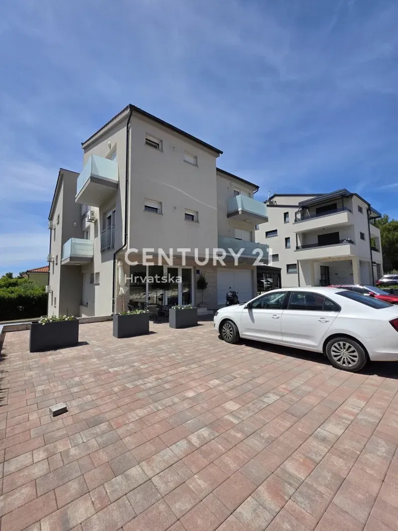 Biograd na Moru, apartmanska vila u blizini plaže
