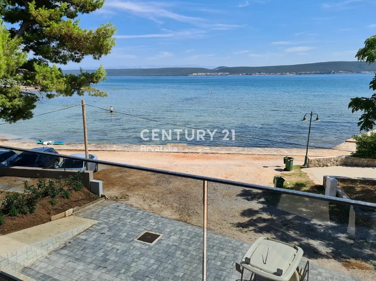 Neviđane, prostrani penthouse na plaži