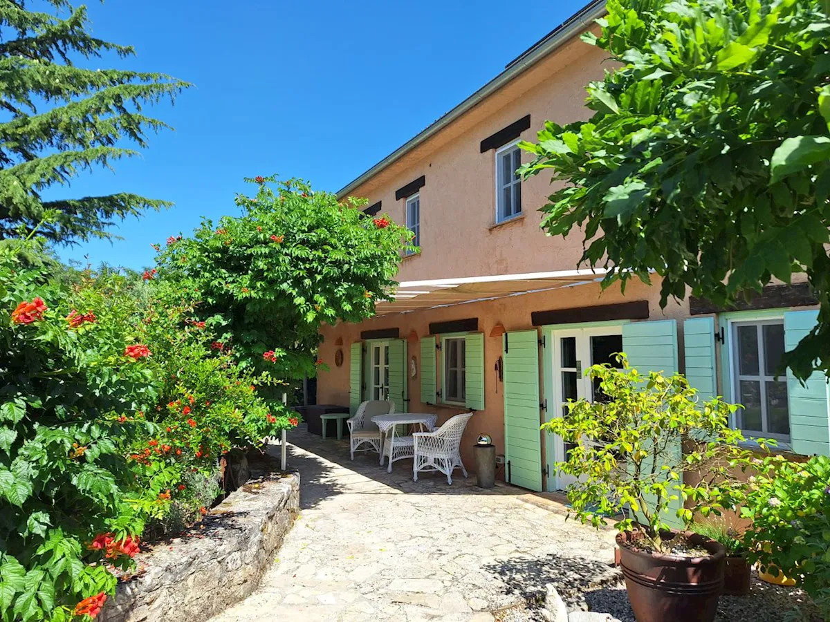 Kuća na kraju sela, 169 m2 , na zemljištu od 900 m2, sa bazenom 30 m2    (KOP-795)