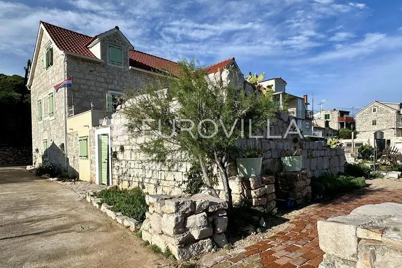 Prvić Luka, partially renovated stone house, first row to the sea, 298 m² – 2