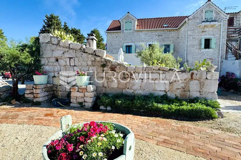 Prvić Luka, partially renovated stone house, first row to the sea, 298 m² – 3
