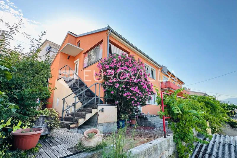 Senj, kuća 200 m² s dva odvojena stana na lokaciji blizu mora