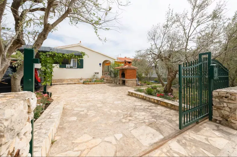 Detached House with Two Apartments and Excellent Potential – 2