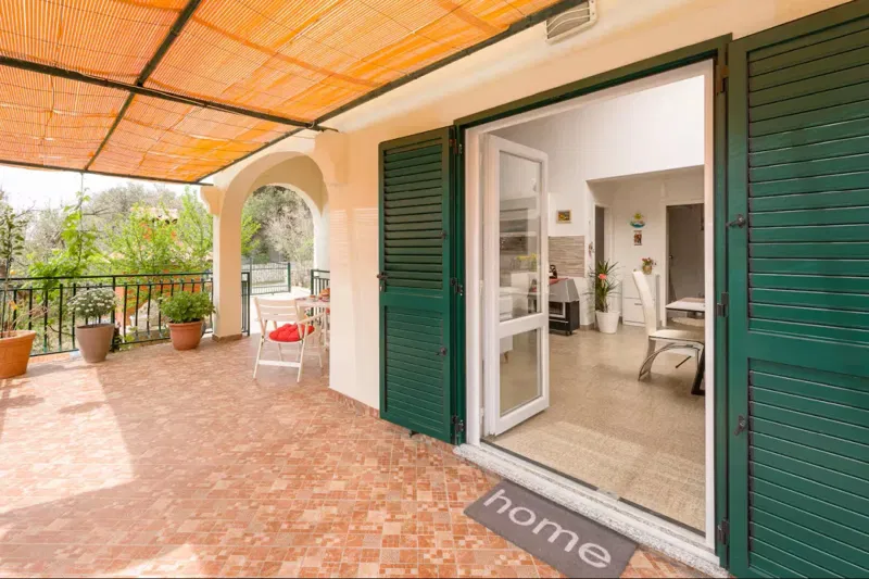 Detached House with Two Apartments and Excellent Potential – 3