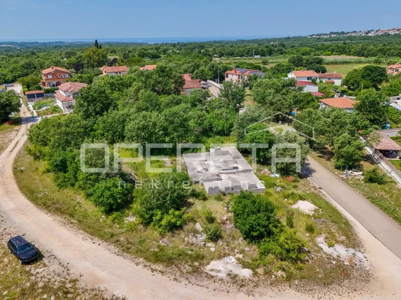 Istra, Tar-Vabriga – građevinsko zemljište s dozvolom i započetom gradnjom