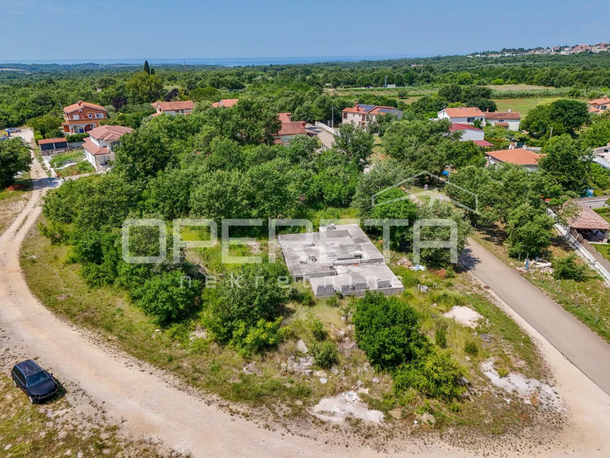 Istra, Tar-Vabriga – građevinsko zemljište s dozvolom i započetom gradnjom