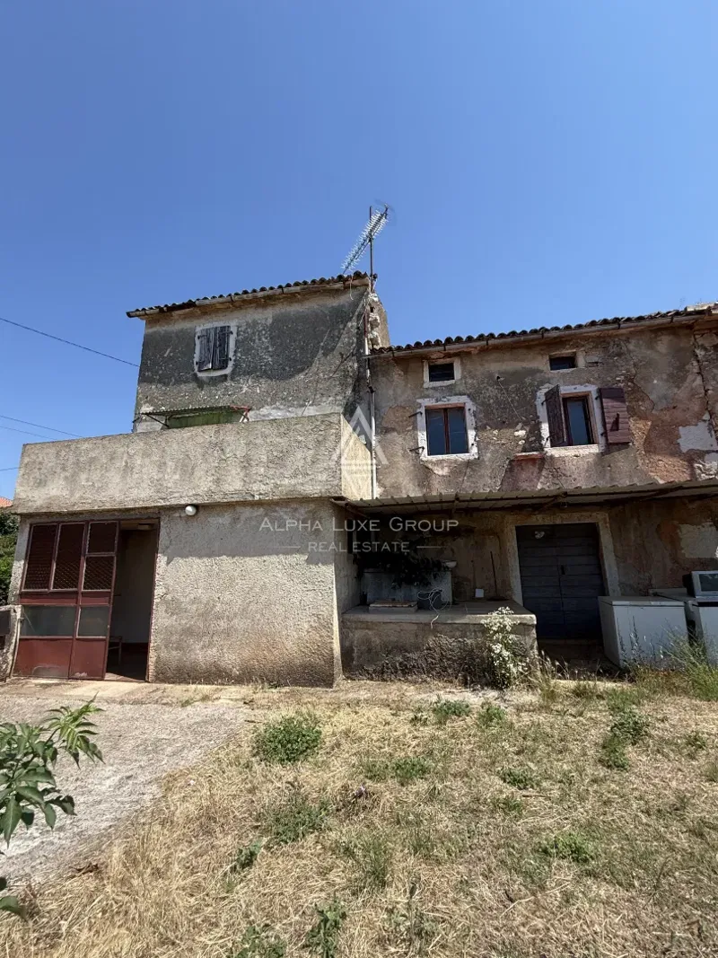 Istra, Kaštelir: Kameno imanje s pogledom na more za renovaciju