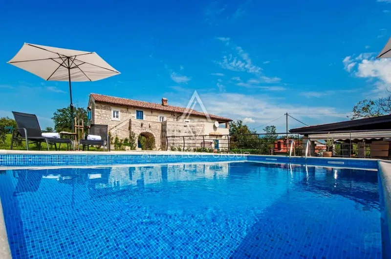 Istrie, Pićan: Vila s Bazénem, Tenisovým Kurtem a Velkým Pozemkem