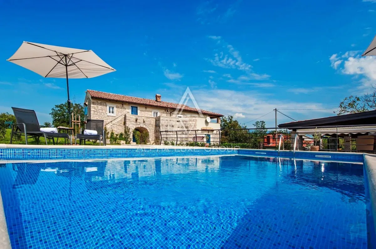 Istria, Pićan: Vila s Bazénom, Tenisovým Kurtom a Veľkým Pozemkom