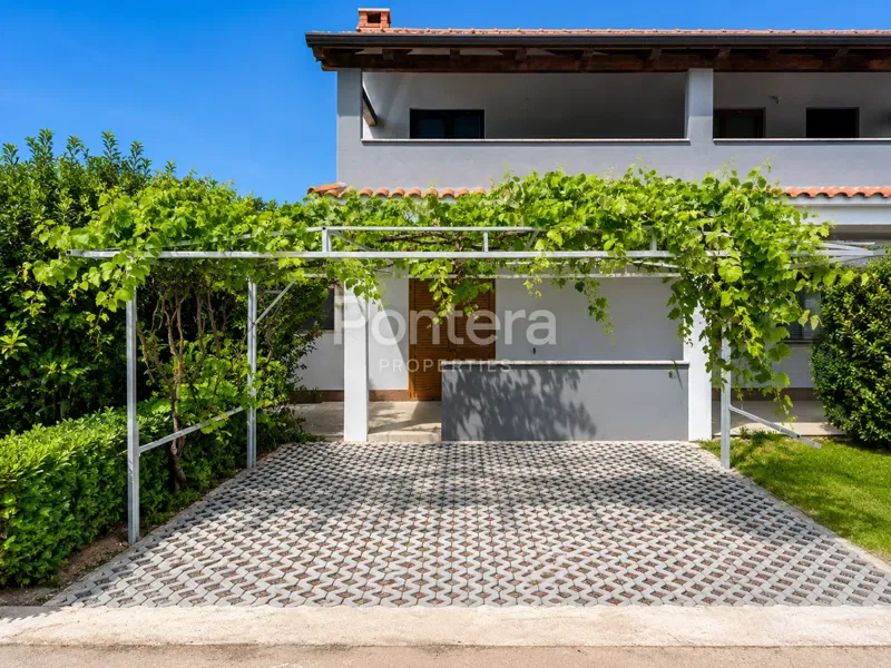 ISTRIA, PARENZO - Bilocale completamente ristrutturato con terrazzo di 27 mq e giardino di 225,70 mq – 2