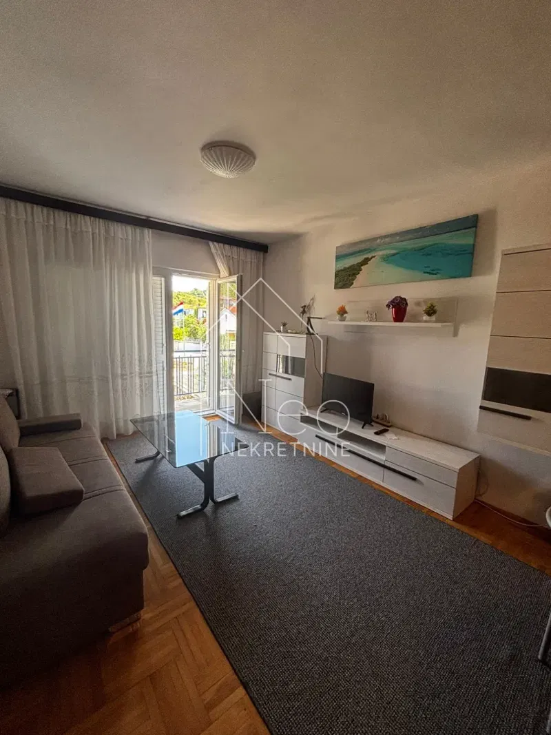 Jezera - centar, apartmanska kuća s građevinskim zemljištem
