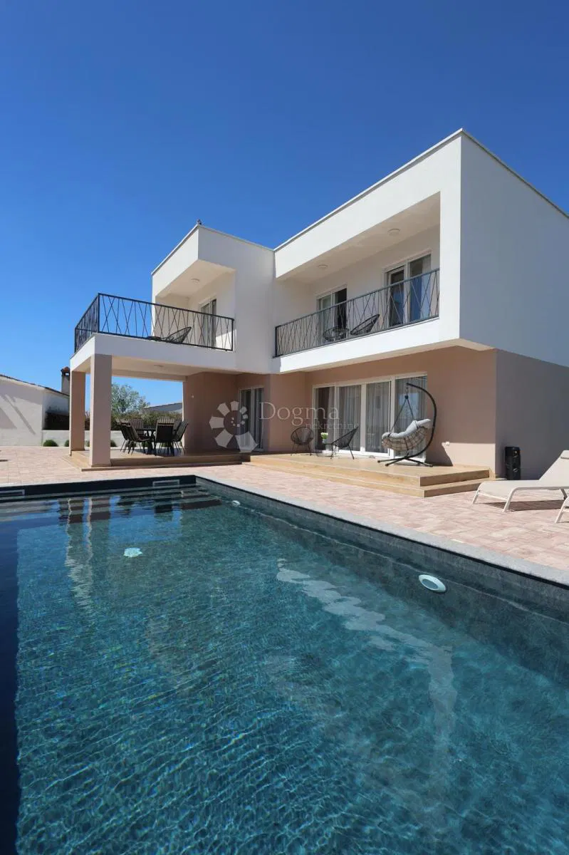 Moderna kuća s bazenom -178m2, mirna lokacija