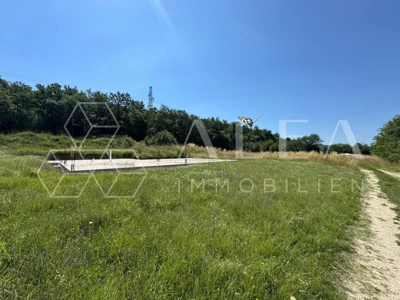 LABIN AREA – BUILDING PLOT WITH STARTED CONSTRUCTION OF A SINGLE-STORY HOUSE IN AN EXCEPTIONAL LOCATION – 2
