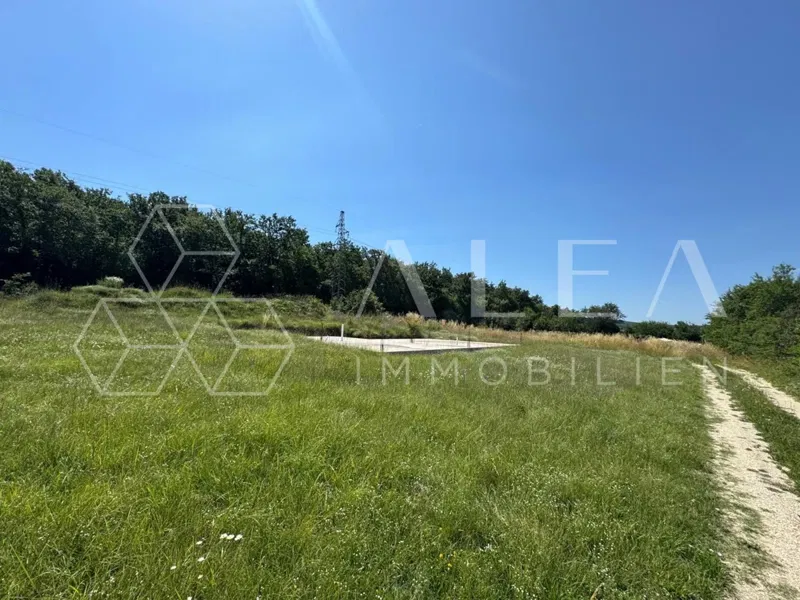 LABIN AREA – BUILDING PLOT WITH STARTED CONSTRUCTION OF A SINGLE-STORY HOUSE IN AN EXCEPTIONAL LOCATION – 3
