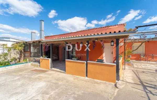 DALMATIA, KARIN DONJI – Ampia casa con due appartamenti e una taverna