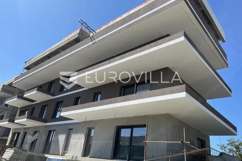 Slavonski Brod, luksuzan trosoban stan 93 m² s vrtom