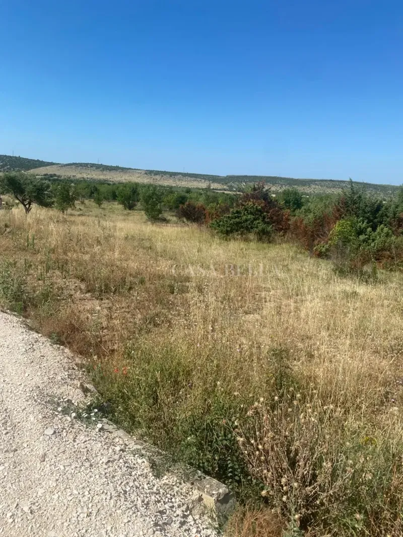 KOŽLOVAC – 2070 m² (1000 m² građevinsko + 1100 m² poljoprivredno) uz glavnu cestu