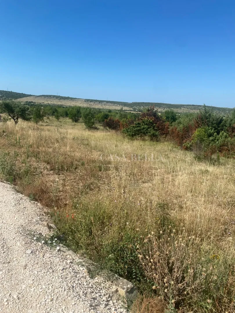 KOŽLOVAC – 2070 m² (1000 m² građevinsko + 1100 m² poljoprivredno) uz glavnu cestu