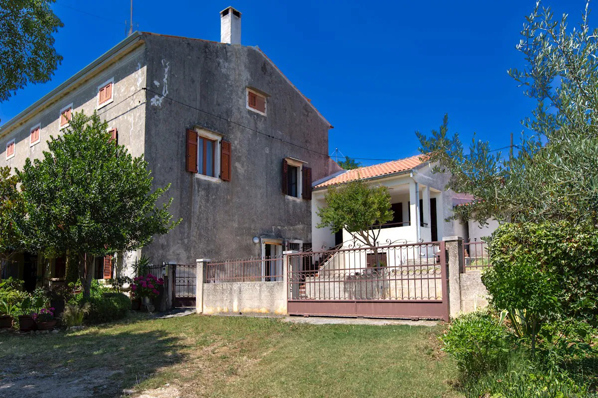 Authentisches istrisches Steinhaus mit zwei Wohneinheiten, Nebengebäude und zusätzlichem Grundstück