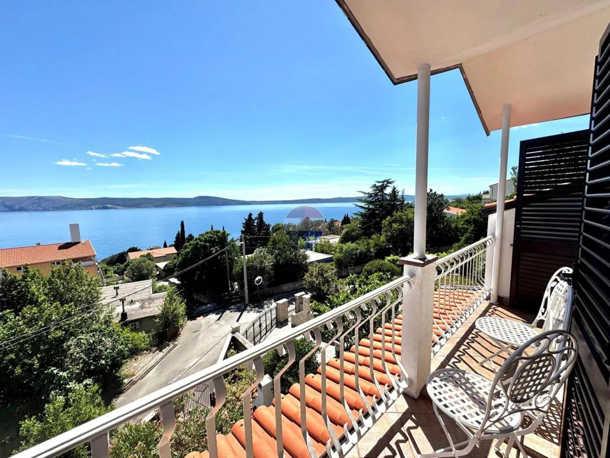 Novi Vinodolski – Casa con 3 appartamenti vicino al mare