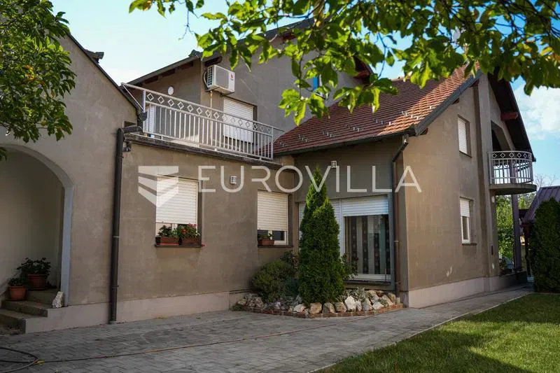 Vinkovci, kuća 300 m², centar, namještena, odmah useljiva