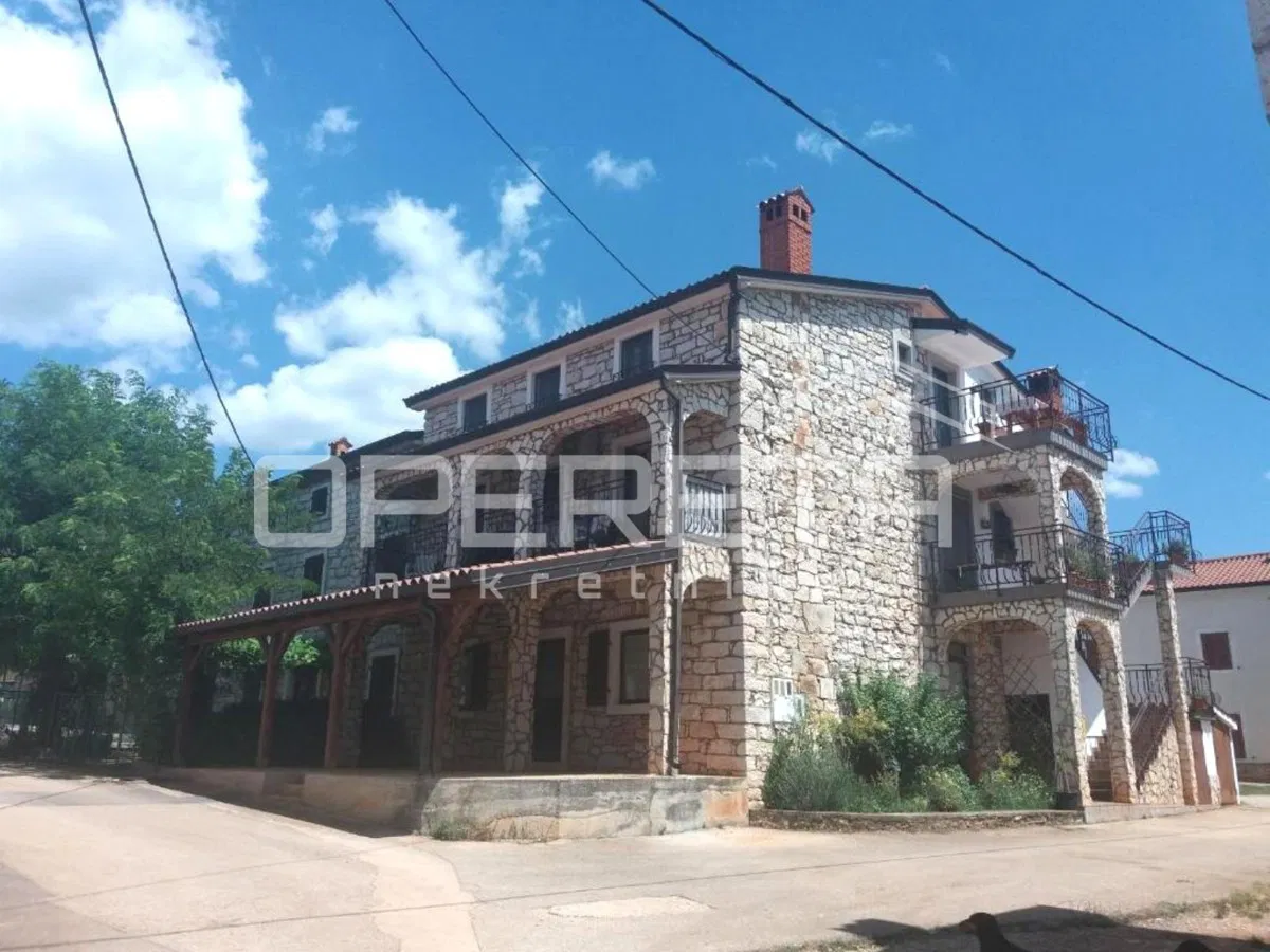 Istra, Brtonigla okolica – imanje s više jedinica, gospodarskom zgradom i velikim građevinskim zemljištem