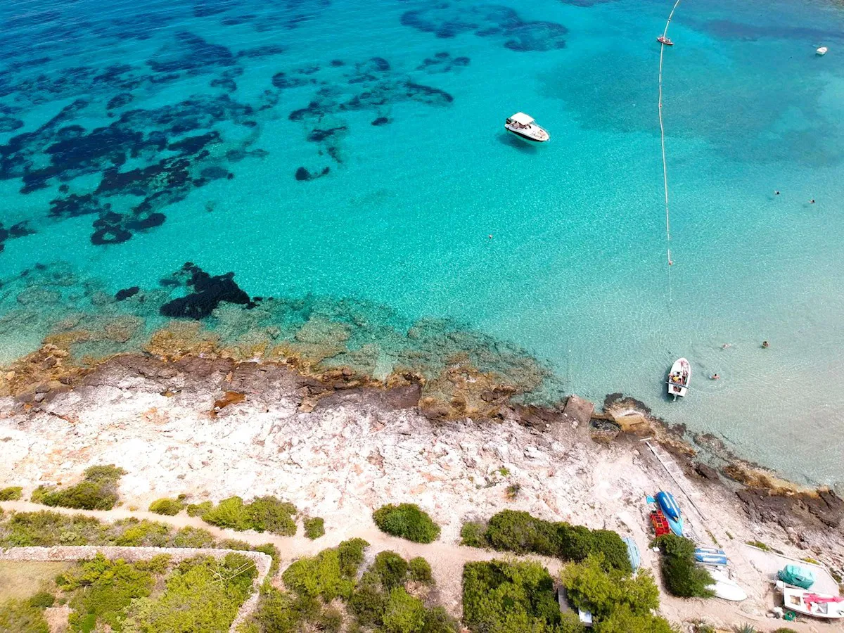 Vis, uvala Zaglav - negrađevno zemljište 2.195 m2 uz pješčanu plažu