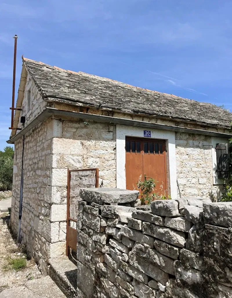 Primošten, zaleđe - kamena kuća s dvorom i građevinsko zemljište 870 m2