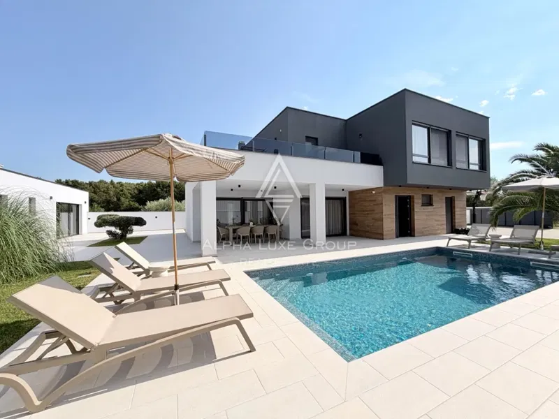 Pula, Veli Vrh – Gyönyörű modern családi villa fűtött medencével, edzőteremmel, szaunával és borozóval – 2