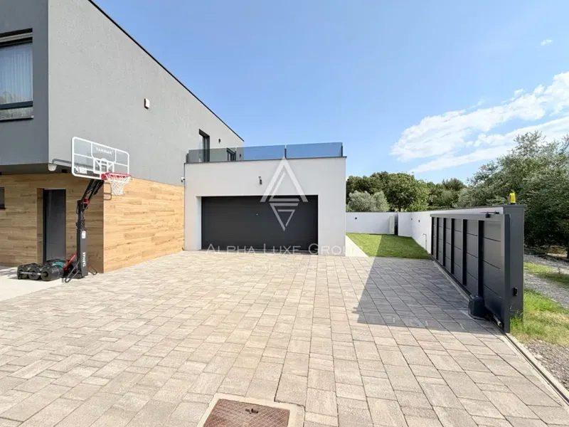 Pula, Veli Vrh – Gyönyörű modern családi villa fűtött medencével, edzőteremmel, szaunával és borozóval – 3