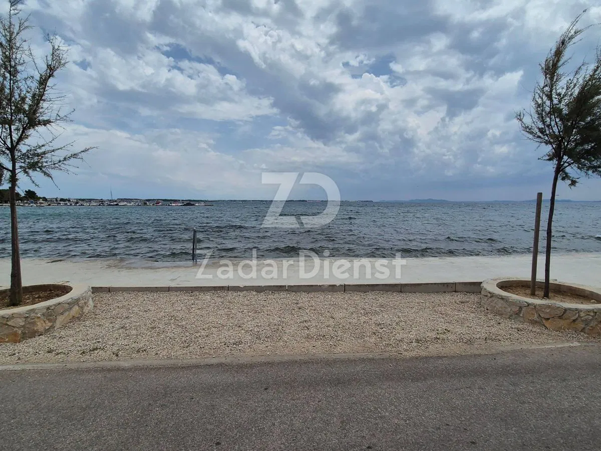 Wunderschöne Wohnung, erste Reihe am Meer auf der Insel Vir