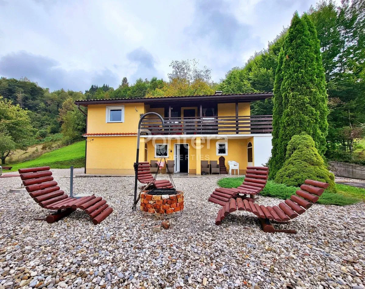 VRBOVSKO, šarmantna kuća s otvorenim pogledom i velikom okućnicom
