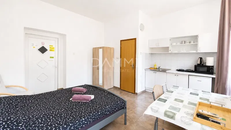 Pula, city center, apartment with 4 studio apartments – 3