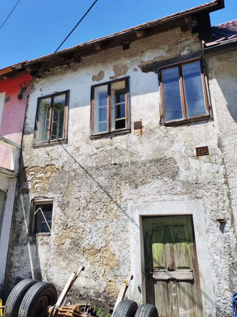 Lič - Kuća za adaptaciju s potencijalom