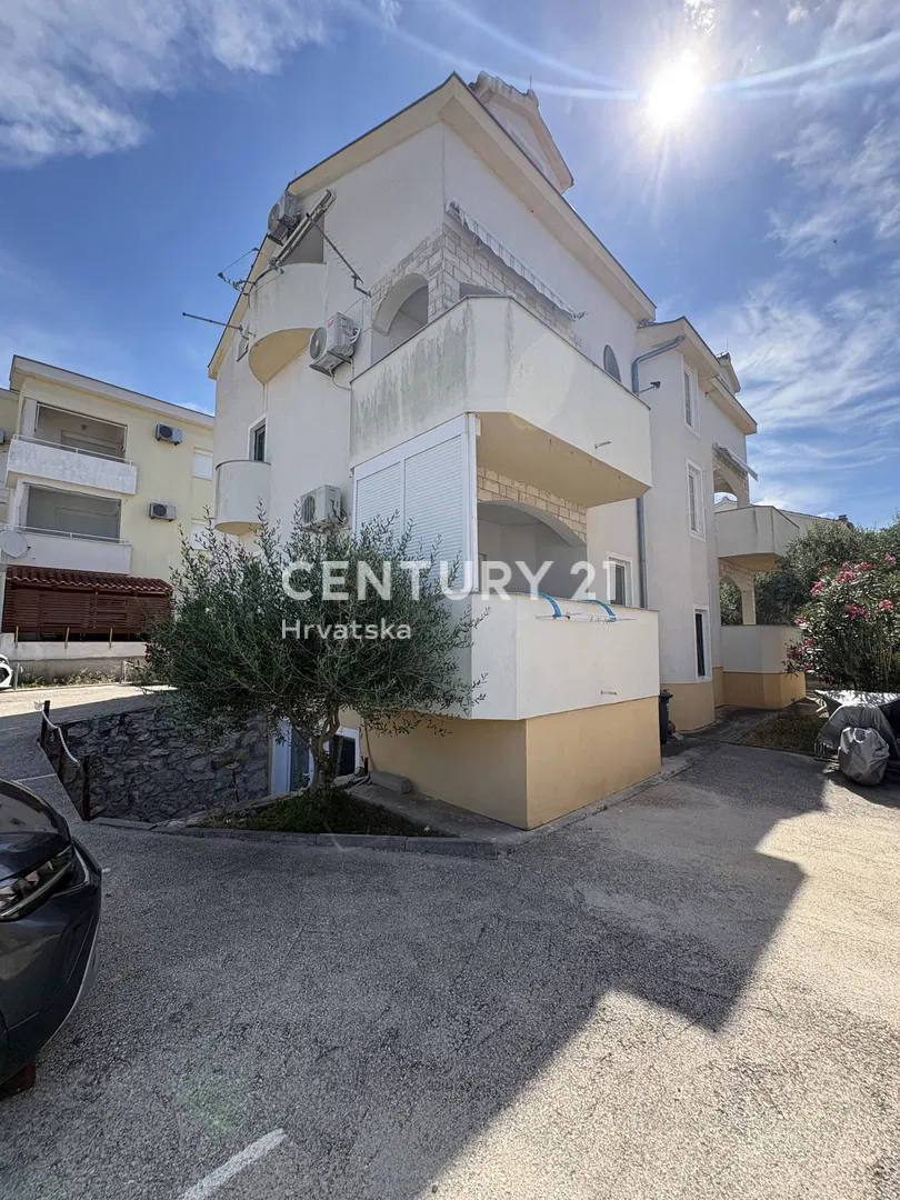 Pakoštane, appartamento bilocale + monolocale in una zona tranquilla del quartiere