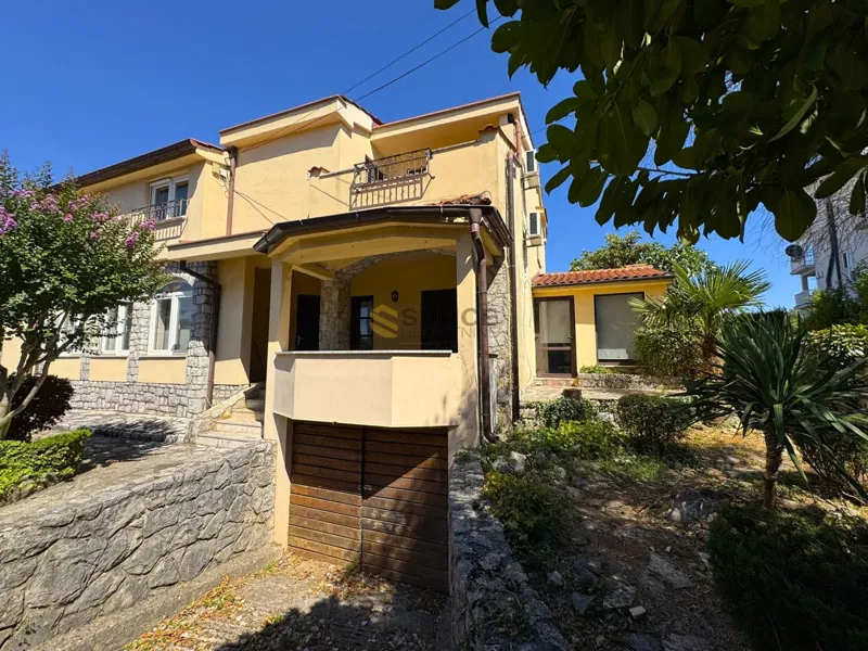 Malinska – Casa bifamiliare vicino al centro e alla spiaggia!