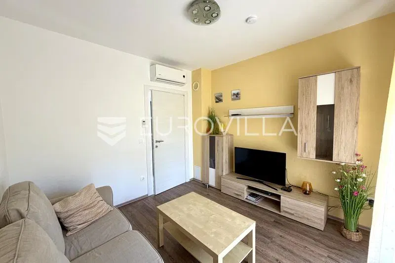 Istria, Peroj, long-term rental of a three-bedroom apartment on the ground floor with a terrace – 2