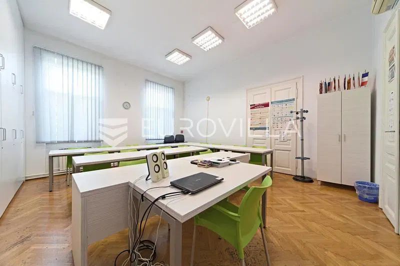 Osijek, Centar, dva opremljena ureda, trenutno učionice za zakup 30 m² i 25 m²