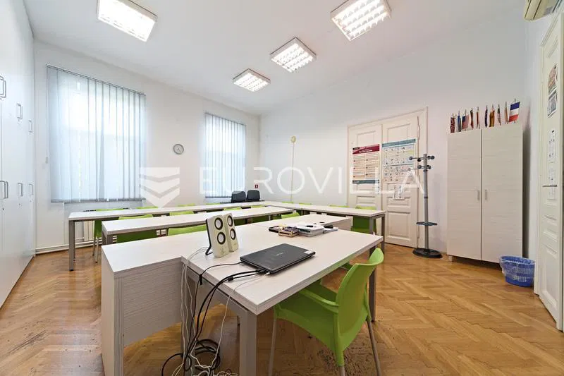 Osijek, Centar, dva opremljena ureda, trenutno učionice za zakup 30 m² i 25 m²