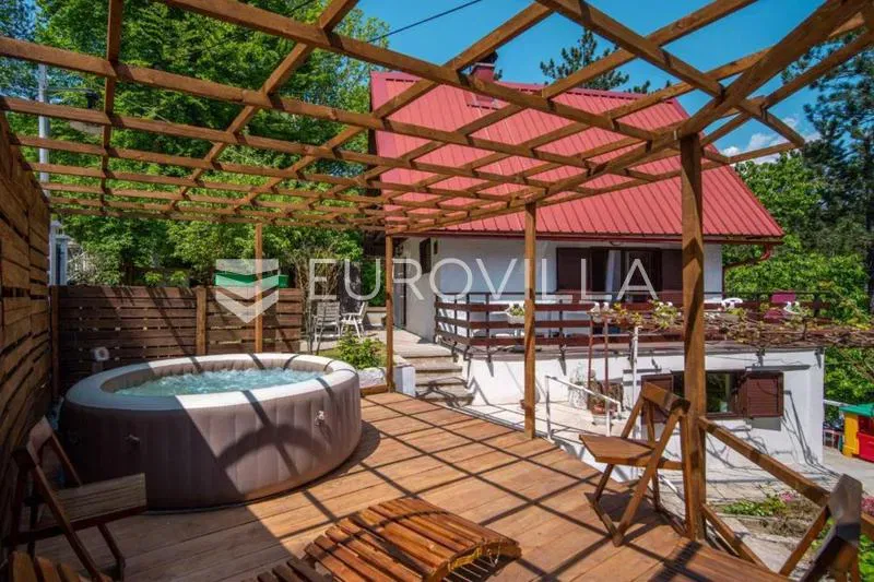 Fužine, planinska kuća spremna za turistički najam u mirnom i šumovitom okruženju