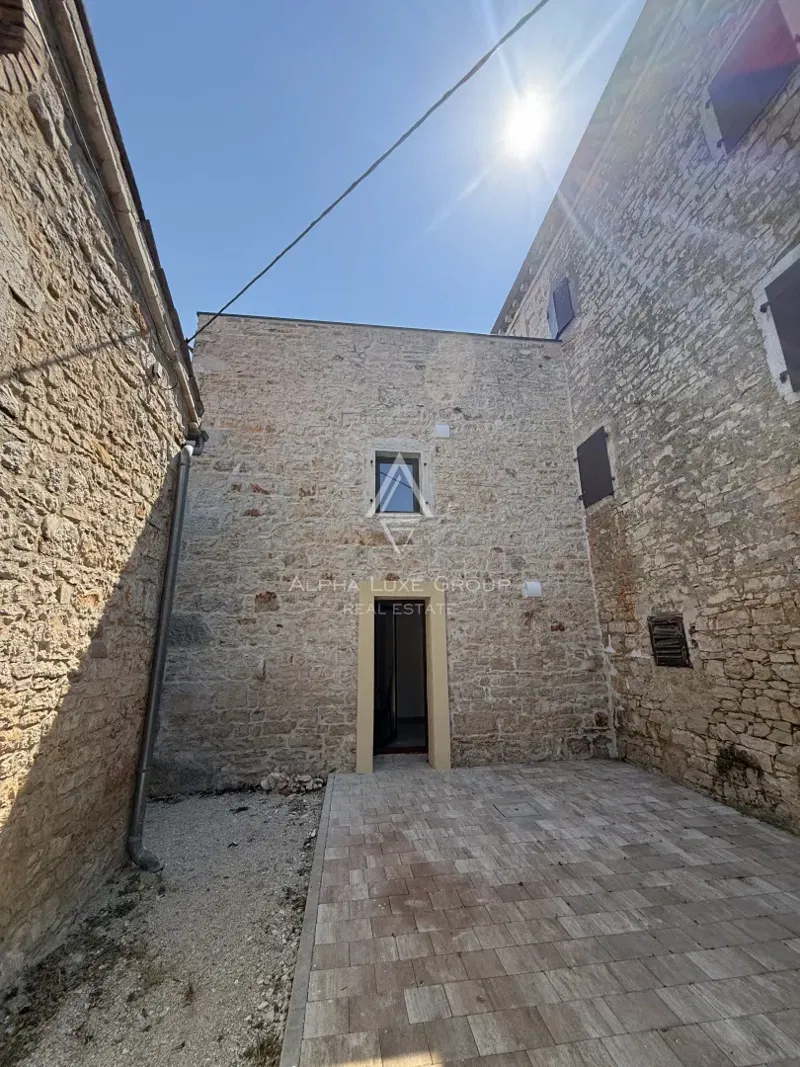 Istria, Parenzo: Casa in pietra con vista mare – 2