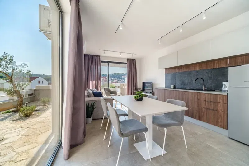 Nekretnine Brač-Moderno namješten i kvalitetno opremljen apartman u Sutivanu na Braču, na prodaju