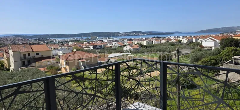 Trogir, dvosoban stan 69 m2,novogradnja,pogled na more,useljiv
