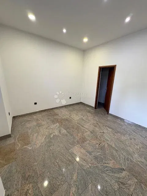 Locale commerciale Belveder, Rijeka, 36m2 – 2