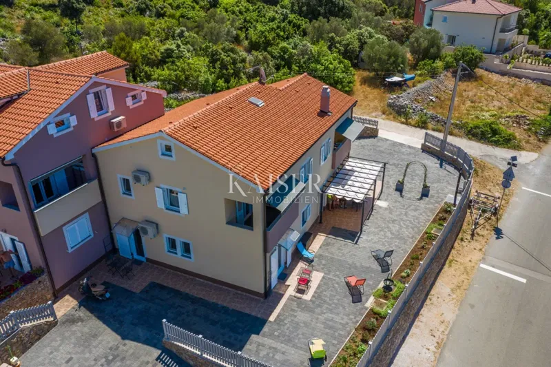 Otok Cres, Miholašćica, luksuzna kuća sa tri stana